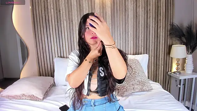 NicolSantos online show from April 15, 2026, 11:39 am