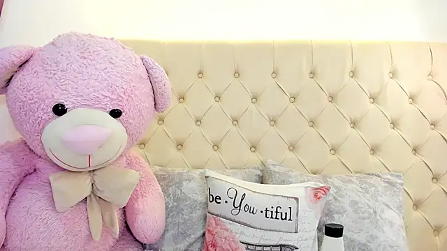 Snapshot of paula_amira chatting on April 12, 2026, 12:43 pm paula amira online show from April 12, 2026, 12:43 pm