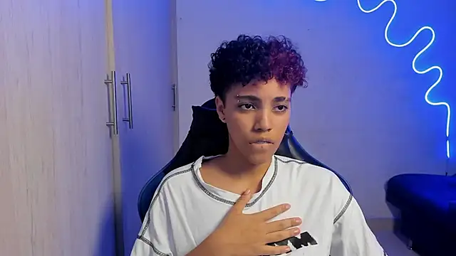 axel luxxx online show from April 22, 2026, 1:08 am