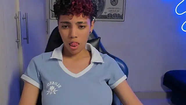 axel luxxx online show from April 23, 2026, 5:52 am