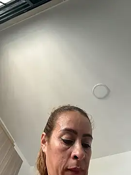 Natigoonzalez online show from June 4, 2026, 4:35 pm