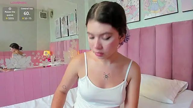 Snapshot of Hellencute18_ chatting on May 22, 2026, 2:55 pm Hellencute18 online show from May 22, 2026, 2:55 pm