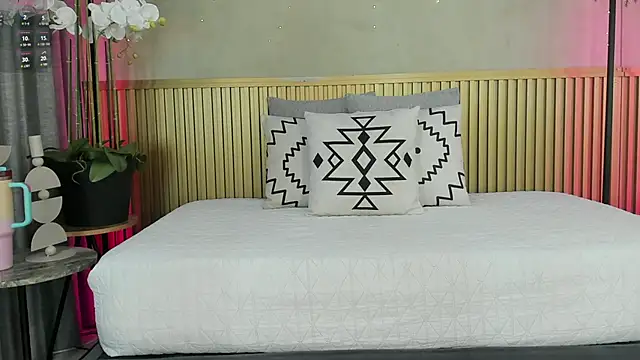 Layla Banks online show from April 15, 2026, 7:32 pm