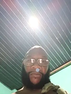 goodloveboss online show from April 15, 2026, 5:47 am