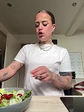 liloutatoou online show from April 15, 2026, 12:23 pm