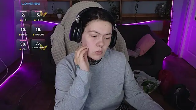 QwertyAnnie Lbo online show from April 14, 2026, 1:22 am
