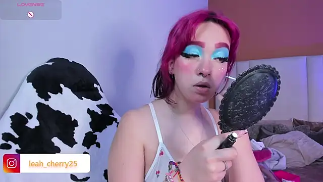 Snapshot of Leah_cherry chatting on May 7, 2026, 10:48 pm Leah cherry online show from May 7, 2026, 10:48 pm