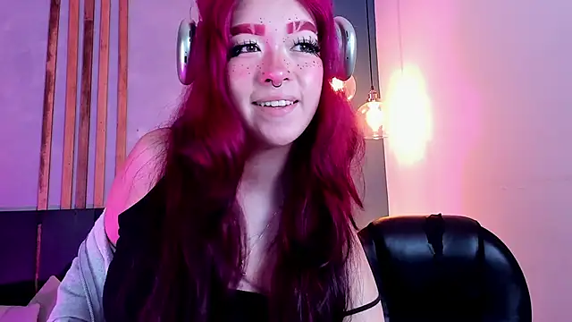 Snapshot of Leah_cherry chatting on June 9, 2026, 4:02 am Leah cherry online show from June 9, 2026, 4:02 am