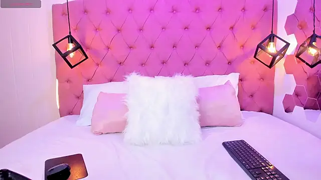 Emilycollson27 online show from April 17, 2026, 5:49 pm