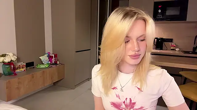 Snapshot of moonavelle chatting on May 21, 2026, 8:16 pm moonavelle online show from May 21, 2026, 8:16 pm