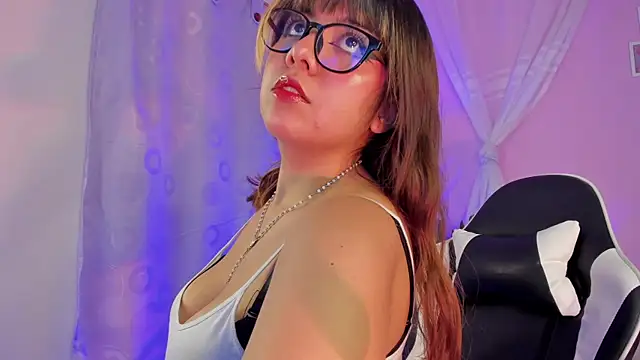 honey m00n online show from April 10, 2026, 6:45 pm