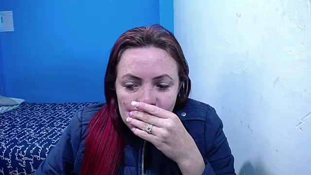 Snapshot of carolinhe26 chatting on July 16, 2026, 9:43 pm carolinhe26 online show from July 16, 2026, 9:43 pm