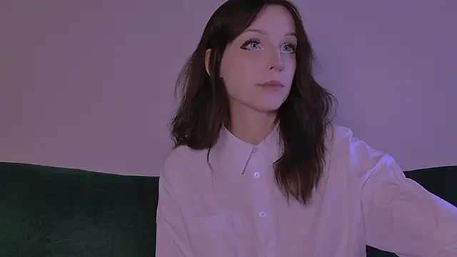 claire bennett  online show from April 15, 2026, 1:23 am