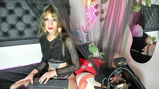 Lucy Jade online show from May 14, 2026, 11:44 pm