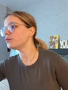 KimEvanss online show from June 3, 2026, 5:43 am