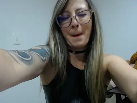 VALELUXX online show from April 24, 2026, 11:18 pm