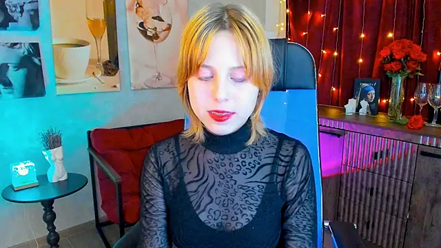 Snapshot of VivienneHebert chatting on April 29, 2026, 9:57 am VivienneHebert online show from April 29, 2026, 9:57 am
