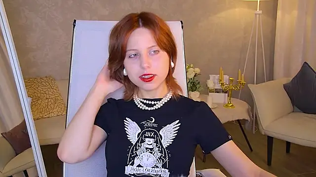 Snapshot of VivienneHebert chatting on May 18, 2026, 10:04 pm VivienneHebert online show from May 18, 2026, 10:04 pm