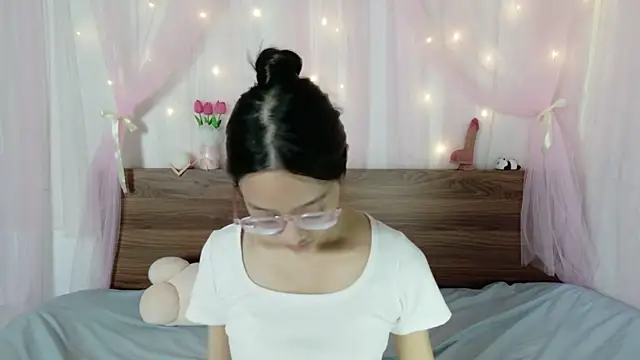 Snapshot of shy_pink_doll chatting on July 22, 2026, 3:48 pm shy pink doll online show from July 22, 2026, 3:48 pm