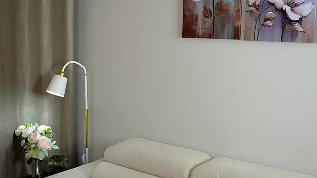 RenateVashaw online show from April 20, 2026, 7:44 am