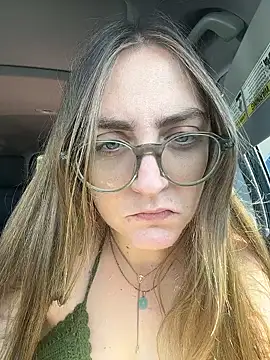 prettykitttty online show from April 18, 2026, 2:32 pm