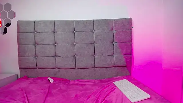 mia volkov online show from April 15, 2026, 7:58 pm