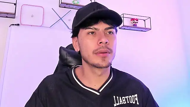 Izack 01 online show from April 15, 2026, 4:47 pm