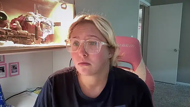 Snapshot of MUSCLEMOMMY1365 chatting on June 6, 2026, 6:12 pm MUSCLEMOMMY1365 online show from June 6, 2026, 6:12 pm
