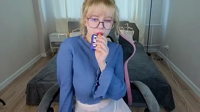 Snapshot of Helen_Carson chatting on May 27, 2026, 12:18 am Helen Carson online show from May 27, 2026, 12:18 am