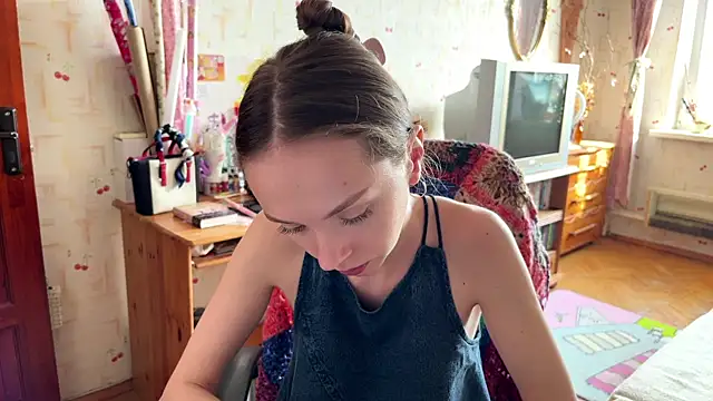 AdriannaBill online show from June 9, 2026, 2:39 pm