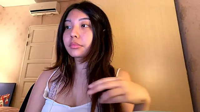 MinnaHannaman online show from April 17, 2026, 4:48 am