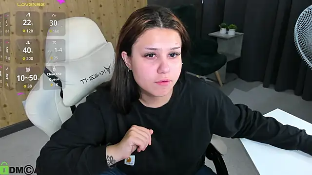 nicolewoss online show from June 29, 2026, 4:52 am