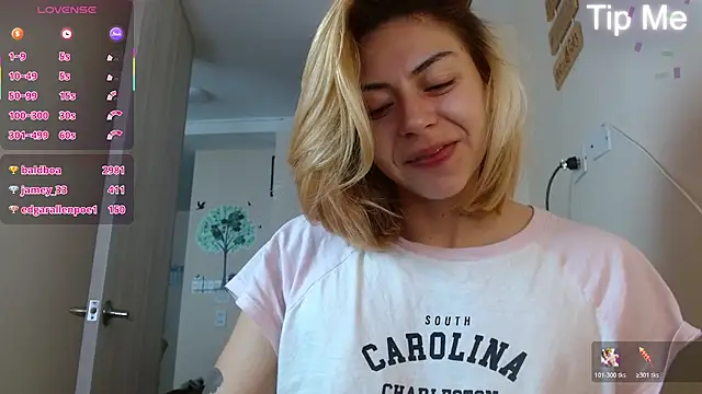 Snapshot of aprildumont chatting on July 4, 2026, 12:33 pm aprildumont online show from July 4, 2026, 12:33 pm