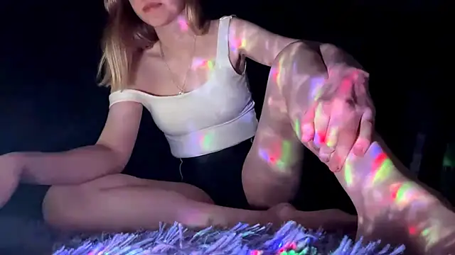 Skinny girl  online show from April 16, 2026, 9:39 pm