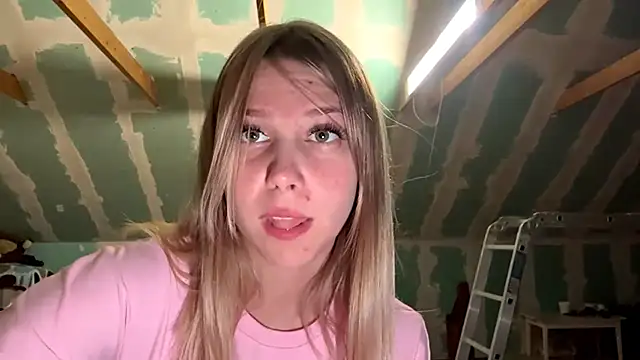 Skinny girl  online show from April 21, 2026, 6:55 pm