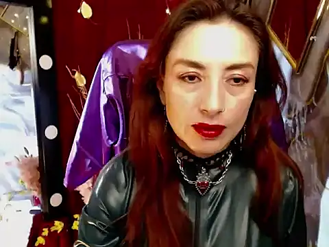 Snapshot of Queenscarlettsecret chatting on June 3, 2026, 5:40 pm Queenscarlettsecret online show from June 3, 2026, 5:40 pm
