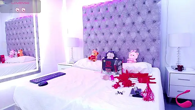 Snapshot of Zoe_M00n chatting on June 15, 2026, 7:27 pm Zoe M00n online show from June 15, 2026, 7:27 pm