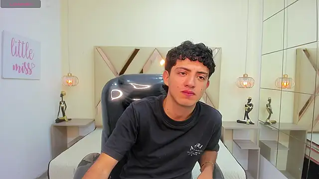 XebasTwink online show from April 17, 2026, 8:01 pm