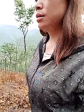 Cong2211 online show from April 18, 2026, 12:47 am