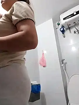 Cong2211 online show from April 18, 2026, 10:32 pm