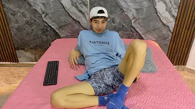 NoahWalker   online show from May 21, 2026, 11:06 am