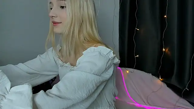 SophiaDarsly online show from April 19, 2026, 8:33 pm