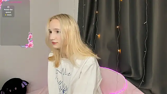 SophiaDarsly online show from April 21, 2026, 9:06 pm