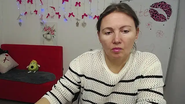 ZoyaPask online show from April 28, 2026, 5:34 am