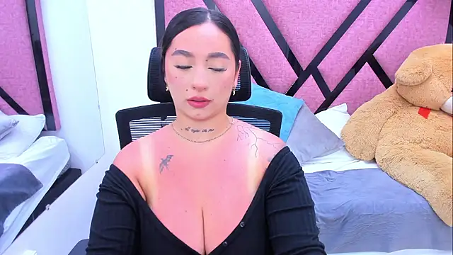 MiaaCastroo online show from May 19, 2026, 2:40 am