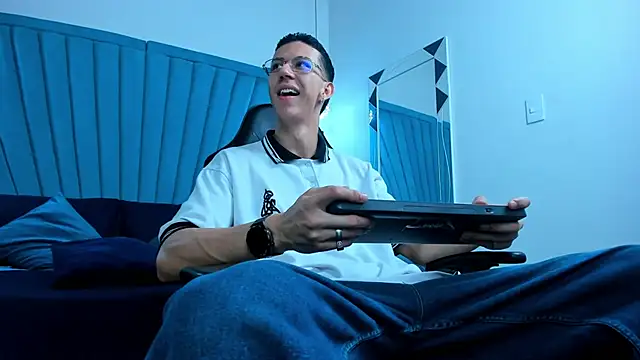 OliverThompsonJS online show from June 13, 2026, 3:37 am