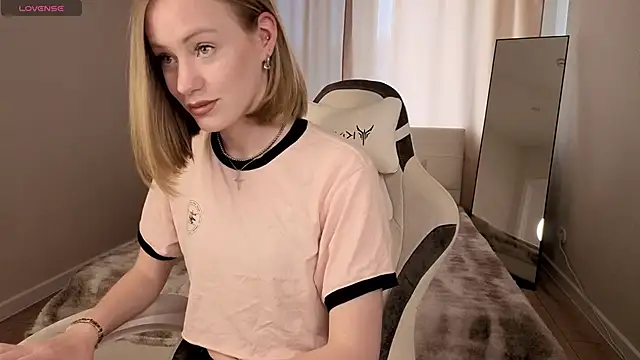 EvaHamilton online show from June 14, 2026, 1:14 am