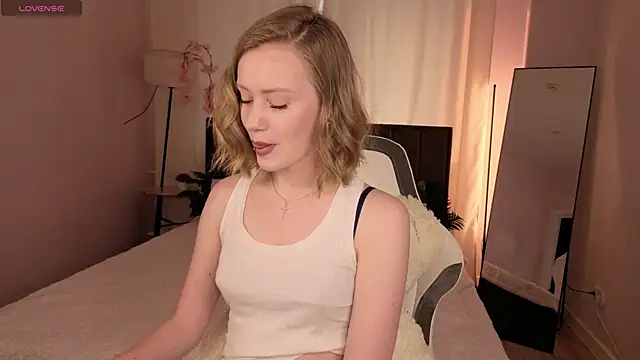 Snapshot of EvaHamilton chatting on June 17, 2026, 11:05 pm EvaHamilton online show from June 17, 2026, 11:05 pm