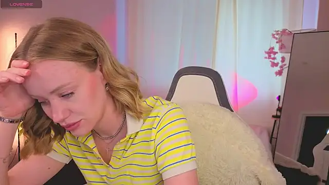 Snapshot of EvaHamilton chatting on July 14, 2026, 2:05 am EvaHamilton online show from July 14, 2026, 2:05 am