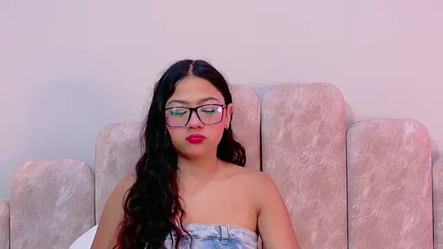 Snapshot of Emma-Rosse- chatting on May 29, 2026, 2:04 pm Emma-Rosse- online show from May 29, 2026, 2:04 pm